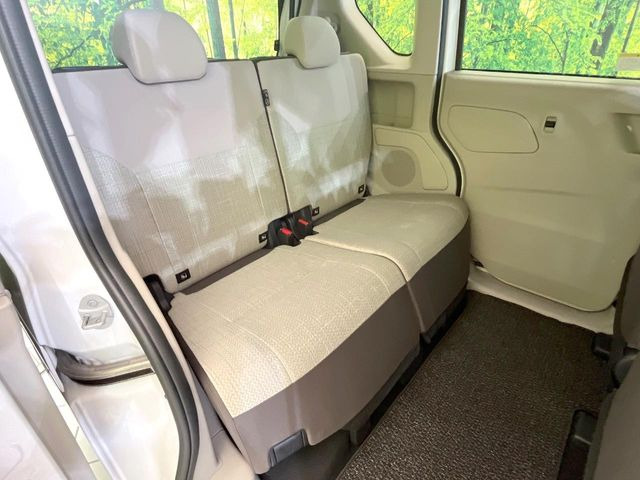 後部座席も気になるようなキズ・汚れやへたり等、大きなダメージはなく、良好な状態です。