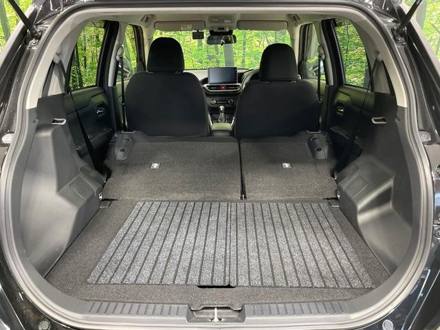 ���i�̂���������ʋ΁A���}���ɏ\���ȉ׎��X�y�[�X���m�ۂ��Ă���܂��B�Z�J���h�V�[�g��|���ƁA�傫�ȉו��̐ύڂ��\�ł���