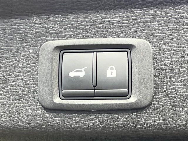 【パワーバックドア】スマートキーや運転席のボタンを押すだけでリアゲートが自動で開閉します!荷物を持っている時や、高い位置にあるバックドアを閉める際に便利な機能です♪