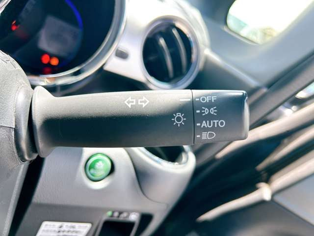 �y�I�[�g���C�g�z�ԊO�̖��邳�����m���āA�����I�Ƀw�b�h���C�g��_�����Ă���܂���g���l���𑖍s����ۂɂ��A�����I�ɓ_�����Ă���ĕ֗��ȑ�����1�ł���