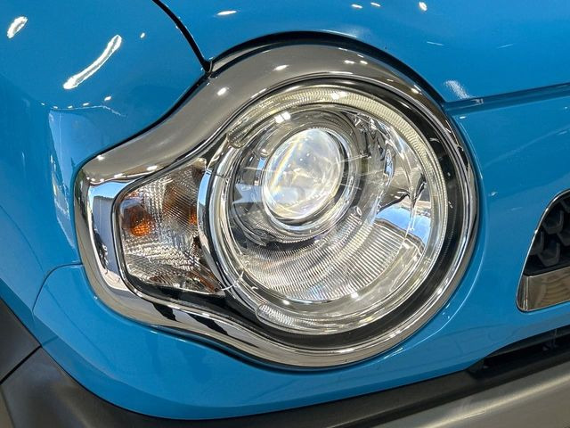 【HIDヘッドライト】非常に明るく前方を照らしてくれるので、悪天候や夜間の走行時も視界良好で安心してお乗りいただけます。