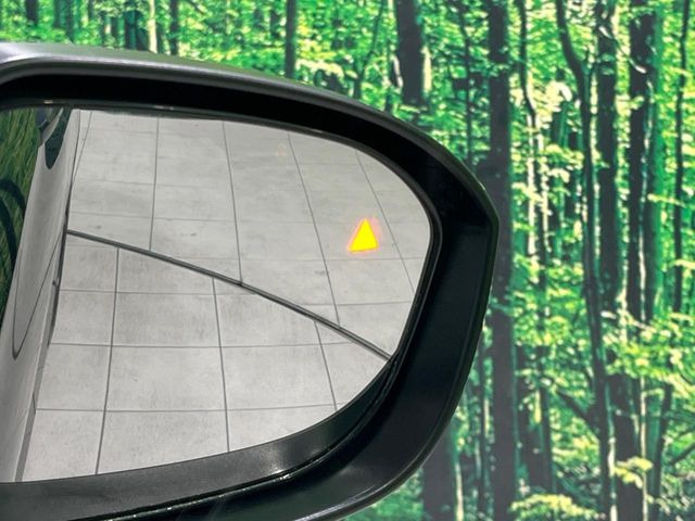 【ブラインドスポットワーニング】走行中、ドアミラーの死角になりやすい箇所に後続車が接近するとサイドミラー付近に警告を表示、ドライバーに注意喚起をしてくれます。