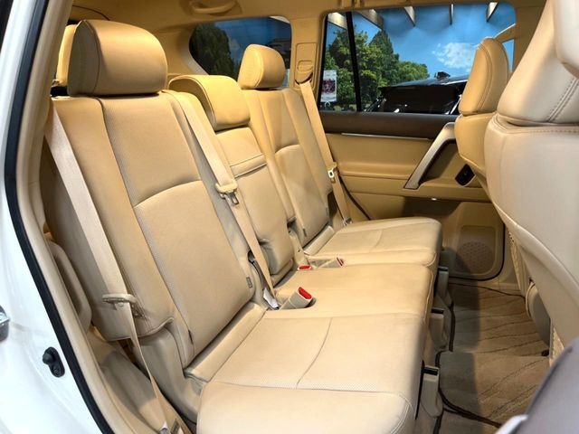 広々とした2列目シートは居住性が高く、居心地も快適!友達や家族とのお出かけにぴったりです。ベビーシートやチャイルドシート使用時も快適にお過ごしいただける十分な空間を確保しています。