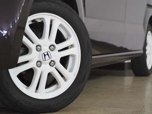 タイヤのホイールの細かいところまでキレイいにしてからお渡しします!