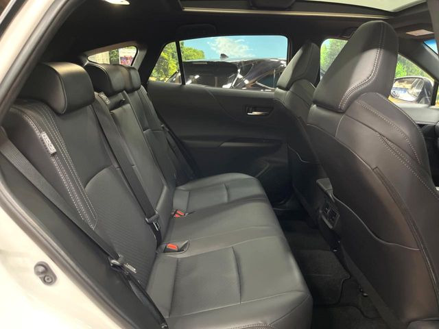 広々とした2列目シートは居住性が高く、居心地も快適!友達や家族とのお出かけにぴったりです。ベビーシートやチャイルドシート使用時も快適にお過ごしいただける十分な空間を確保しています。