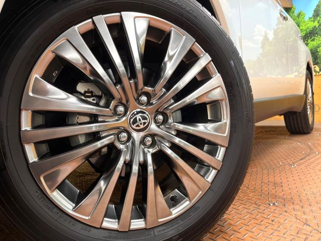 【純正19インチアルミホイール】外観にマッチした純正アルミホイールを装着しております。各種社外アルミホイールや、スタッドレスタイヤも取扱いしております。是非ご相談ください♪