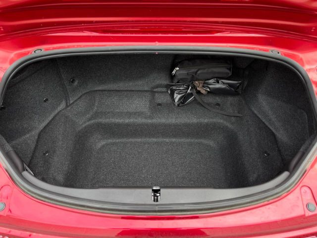 積み下ろしのしやすいデッキにはたっぷりと荷物を積み込んでいただけます。遊びから仕事まで、様々なシーンで頼れます♪