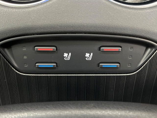 【シートベンチレーション】夏場は涼しい風でお尻や背中の熱やムレを防ぎ、冬はエアコンよりも早く温まってポカポカに!季節を問わず快適に過ごせます。