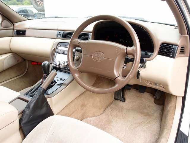 �������Y��Ƀ��[���N���[�j���O�ς݂ƂȂ�܂��B���΂��̌��ȏL����F���܂̏L����������܂���B����]�ɉ�����RECARO���Ȃǂ̃X�|�[�c�V�[�g�ɕύX���\�ł��B���C�y�ɂ����k�������܂�