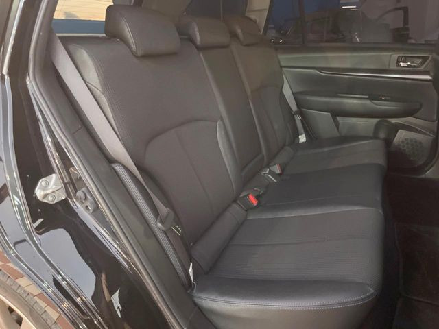 後部座席も気になるようなキズ・汚れやへたり等、大きなダメージはなく、良好な状態です。