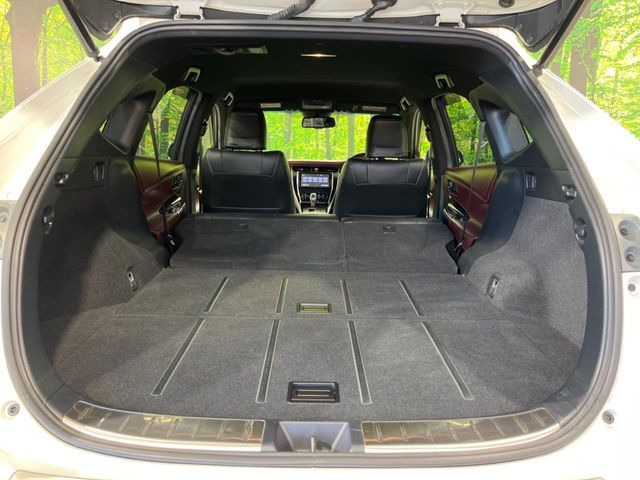 後席を格納すると、これだけの広さが!シーンに合わせたシートアレンジで、大きな荷物も積むことが出来ます♪