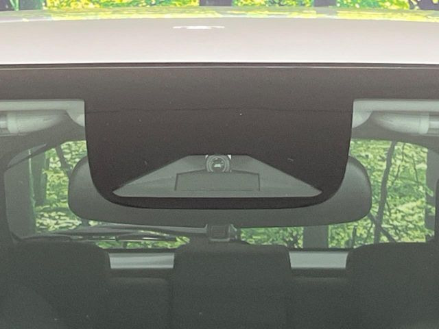 【ホンダセンシング】走行中に前方の車両等を認識し、衝突しそうな時は警報とブレーキで衝突回避と被害軽減をアシスト。より安全にドライブをお楽しみいただけます。