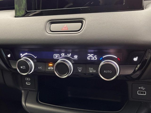 【オートエアコン】一度お好みの温度に設定すれば、車内の温度を検知し風量や温度を自動で調整。暑い…寒い…と何度もスイッチ操作をする必要はありません。快適な車内空間には必須の機能ですね♪