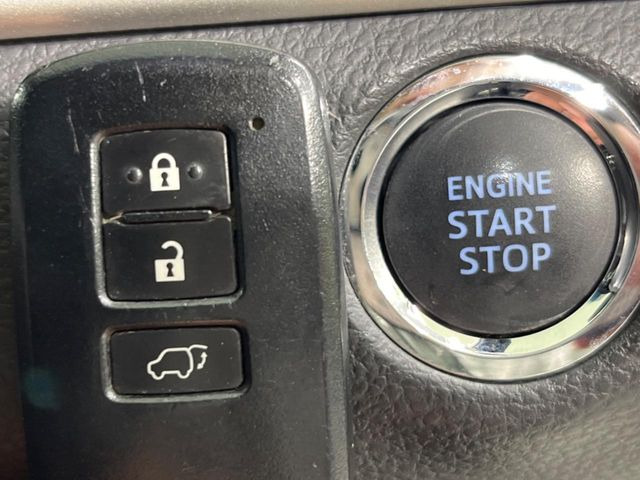 【スマートキー】カバンやポケットに入れたままでもドアの施錠・解錠が可能なスマートキーを装備。エンジンのオン・オフ時もカギを取り出す必要が無いからとっても便利です♪