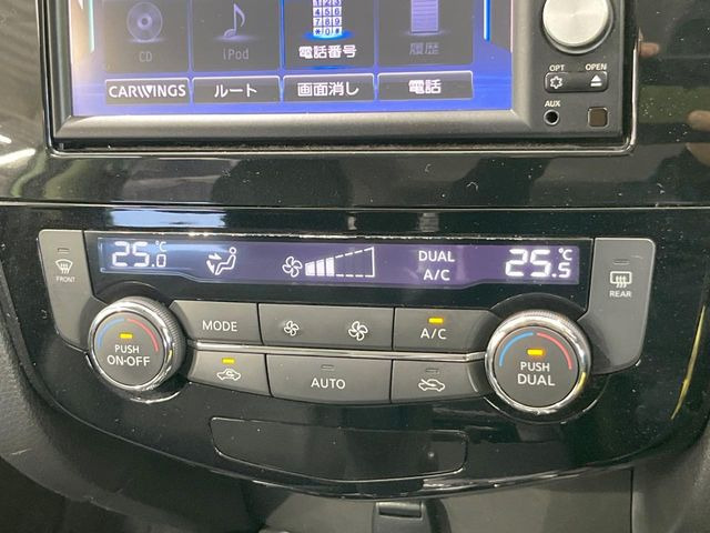 【オートエアコン】一度お好みの温度に設定すれば、車内の温度を検知し風量や温度を自動で調整。暑い…寒い…と何度もスイッチ操作をする必要はありません。快適な車内空間には必須の機能ですね♪