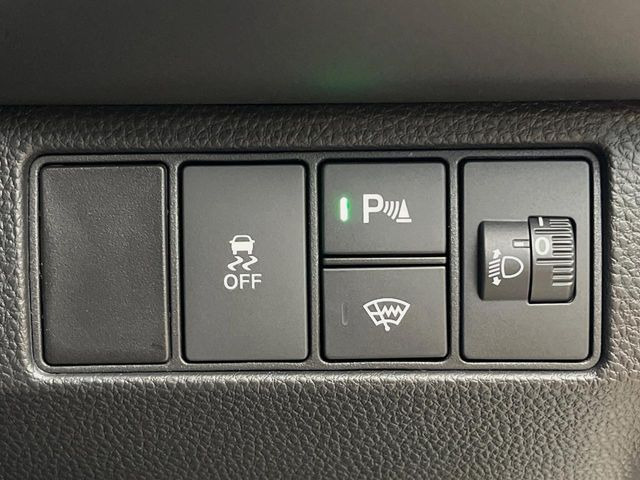 【クリアランスソナー】バンパーに付いたセンサーが障害物を検知!一定の距離に近づくとアラートで教えてくれます♪狭い駐車スペースや車庫入れ時も安心ですね☆