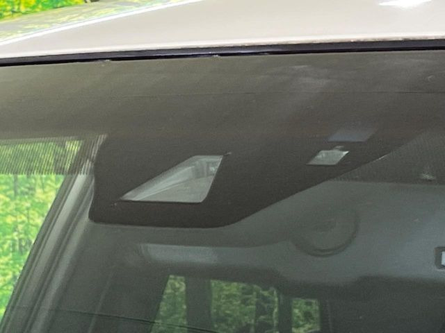 【トヨタセーフティセンス】走行中に前方の車両等を認識し、衝突しそうな時は警報とブレーキで衝突回避と被害軽減をアシスト。より安全にドライブをお楽しみいただけます。