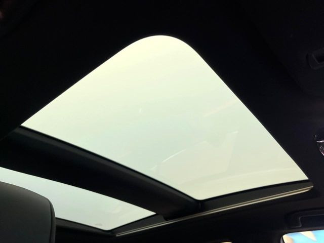 【調光パノラマルーフ】車内の解放感が一気に上がる大型パノラマルーフに調光機能がプラス!日差しが強い時、シェードを閉めなくてもガラスの透明度を調整することで心地よい明るさに♪