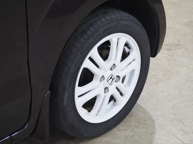 タイヤのホイールの細かいところまでキレイいにしてからお渡しします!