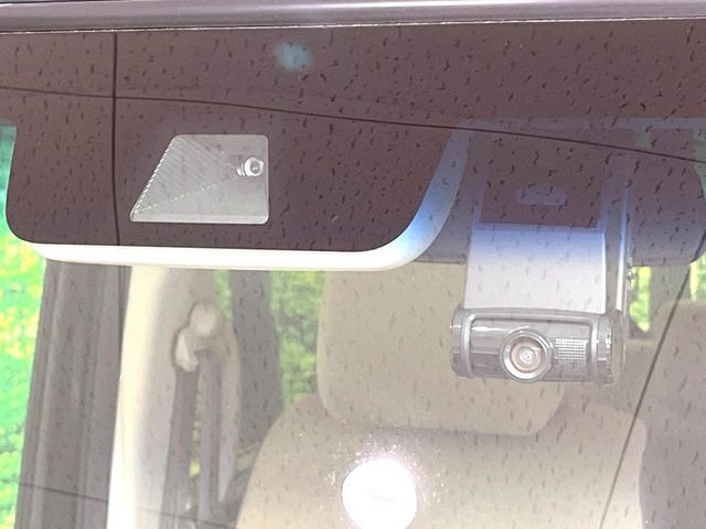 【ホンダセンシング】走行中に前方の車両等を認識し、衝突しそうな時は警報とブレーキで衝突回避と被害軽減をアシスト。より安全にドライブをお楽しみいただけます。