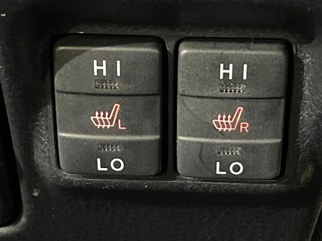 【シートヒーター】寒い日に重宝するシートヒーター!エアコンより早く温まってくれるので寒がりの人も安心ですね♪エアコンの温風は乾燥するから苦手、という方にもをおすすめです。