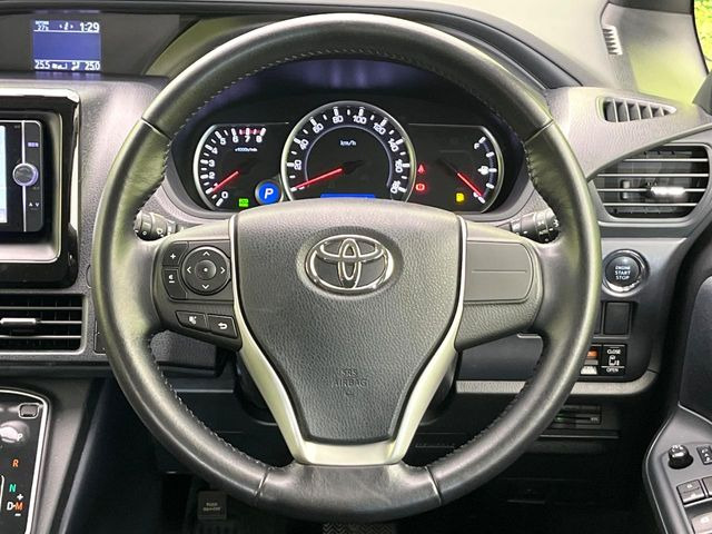 インテリアに合わせたデザインのステアリングは、運転される方のことも考え、運転しやすい形状、大きさです。是非一度、実際に触ってお確かめください。