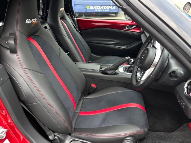 【ハーフレザーシート】高級感と座り心地を両立した人気のシート♪背面・座面のファブリック素材は、通気性の良さや滑りにくさに優れています。気温や服装に左右されず快適にお乗りいただけます。