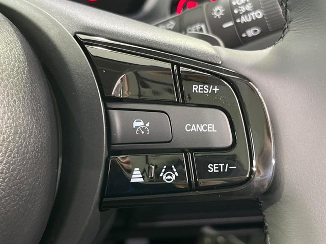 【アダプティブクルーズコントロール】高速道路での長距離走行が楽に!!自動で速度を保つクルーズコントロールが、衝突軽減システムと連携し、前方の車両を感知して車間を保つように速度調節してくれます!!