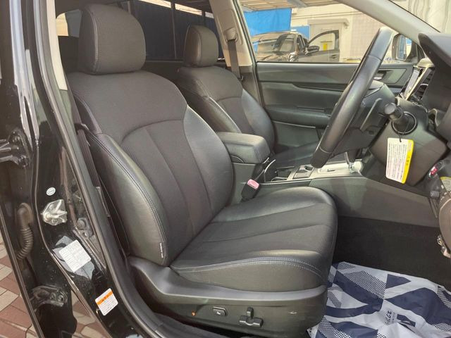 【ハーフレザーシート】高級感と座り心地を両立した人気のシート♪背面・座面のファブリック素材は、通気性の良さや滑りにくさに優れています。気温や服装に左右されず快適にお乗りいただけます。