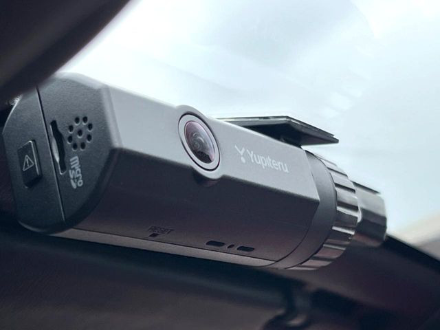 【ドライブレコーダー】安心・安全なカーライフに必須のドライブレコーダーを装備!走行中はもちろん、あおり運転や事故に遭遇した際の状況も映像で記録し、万一のリスクに備えます。