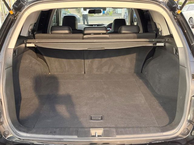 ラゲッジルームは、大容量のスペースを確保。普段のお買い物からレジャーまで、幅広く活躍してくれます!また、リアシートを倒すことでバリエーション豊かにお使いいただけます。