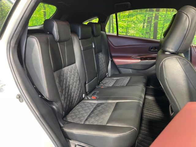 【ハーフレザーシート】高級感と座り心地を両立した人気のシート♪背面・座面のファブリック素材は、通気性の良さや滑りにくさに優れています。気温や服装に左右されず快適にお乗りいただけます。