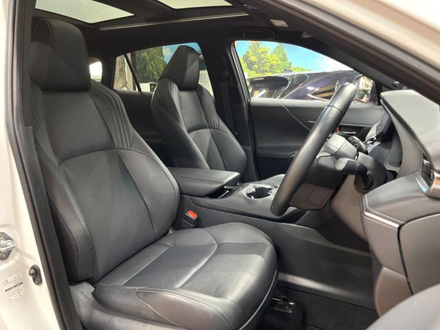 【黒革シート】上質な本革を使用し、高級感あふれる黒革シート。常に体に触れる部分だから、座り心地の良さにはこだわりたいですね♪汚れの付着や劣化を抑制する内装コーティング施工もおススメですよ♪