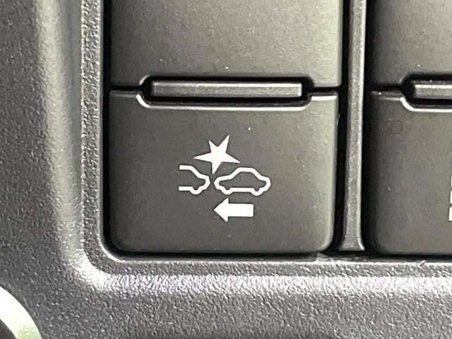 【トヨタセーフティセンス】走行中に前方の車両等を認識し、衝突しそうな時は警報とブレーキで衝突回避と被害軽減をアシスト。より安全にドライブをお楽しみいただけます。