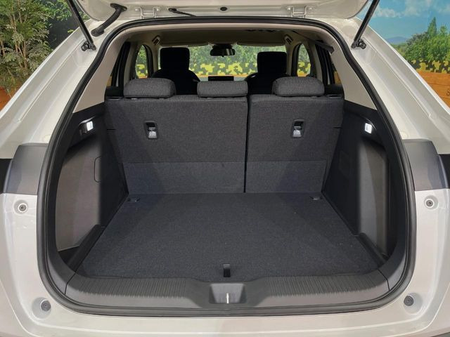 普段のお買い物や通勤、送迎等に十分な荷室スペースを確保しております。セカンドシートを倒すと、大きな荷物の積載も可能です♪