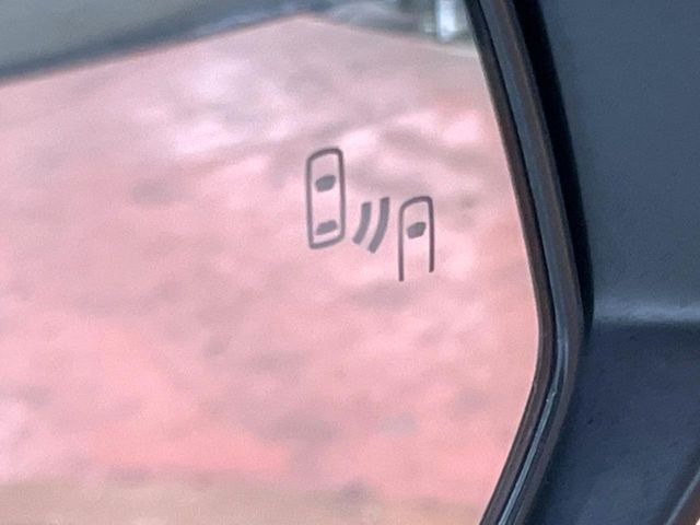 【ブラインドスポットモニター】走行中、ドアミラーの死角になりやすい箇所に後続車が接近するとサイドミラーのレンズに警告を表示!ドライバーに注意喚起をしてくれます。