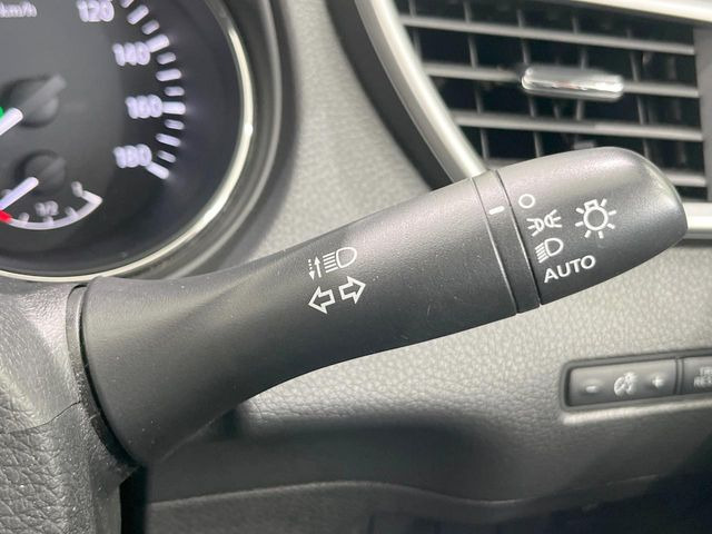 【オートライト】周りの明るさに応じて自動でヘッドライトの点灯・消灯ができる機能です!ライトの付け忘れ・消し忘れなどが無くなり、雨の日や夕方の走行も安心!トンネル通過時も便利ですね♪