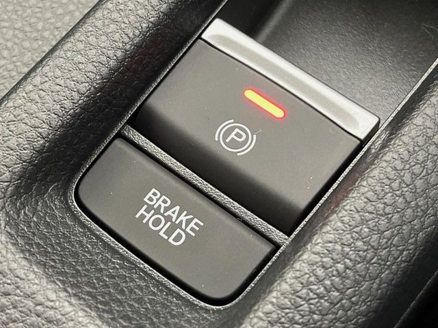 【電動パーキングブレーキ】パーキングブレーキは便利な電動式!ボタン一つで操作でき、アクセルを踏めば自動で解除されます♪レバーやペダルが無いので運転席廻りもすっきりしますね♪