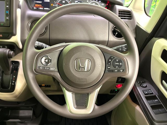 インテリアに合わせたデザインのステアリングは、運転される方のことも考え、運転しやすい形状、大きさです。是非一度、実際に触ってお確かめください。