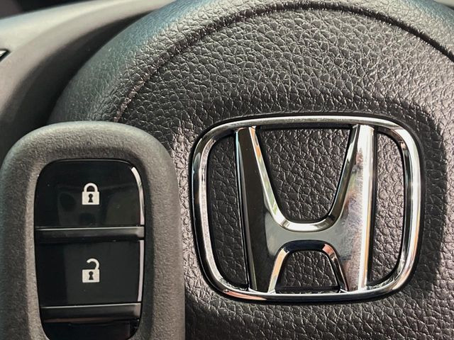 【Hondaスマートキー】カバンやポケットに入れたままでもドアの施錠・解錠が可能なスマートキーを装備。エンジンのオン・オフ時もカギを取り出す必要が無いからとっても便利です♪