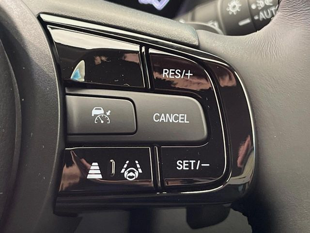 【アダプティブクルーズコントロール】高速道路での長距離走行が楽に!!自動で速度を保つクルーズコントロールが、衝突軽減システムと連携し、前方の車両を感知して車間を保つように速度調節してくれます!!