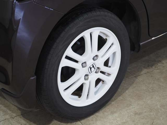 タイヤのホイールの細かいところまでキレイいにしてからお渡しします!