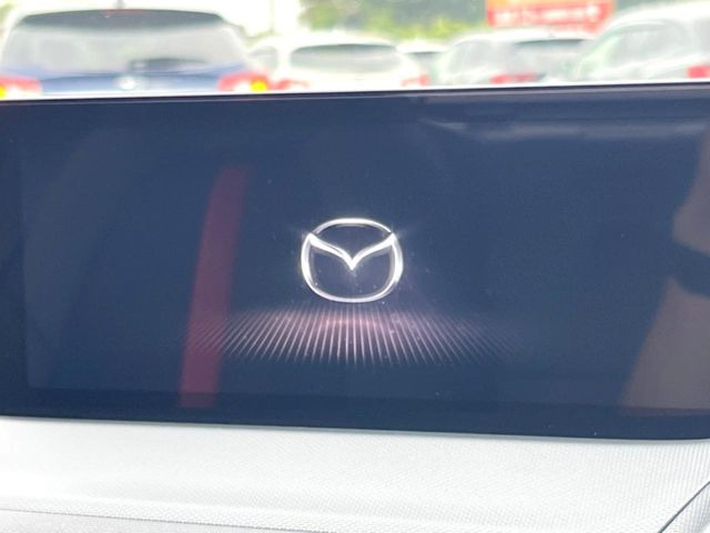 【8.8インチマツダコネクト】車内の雰囲気にマッチした大型のディスプレイ。スマホ接続でのナビ使用やBluetooth再生等、様々な機能が楽しめます。直感的なダイヤル操作が可能で、使い勝手も良好です。