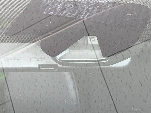 【エマージェンシーブレーキ】走行中に前方の車両等を認識し、衝突しそうな時は警報とブレーキで衝突回避と被害軽減をアシスト。より安全にドライブをお楽しみいただけます。