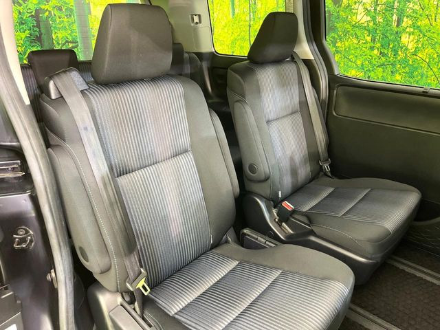 後部座席も気になるようなキズ・汚れやへたり等、大きなダメージはなく、良好な状態です。