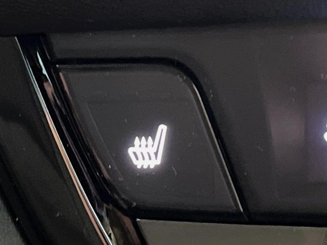 【シートヒーター】寒い日に重宝するシートヒーター!エアコンより早く温まってくれるので寒がりの人も安心ですね♪エアコンの温風は乾燥するから苦手、という方にもをおすすめです。