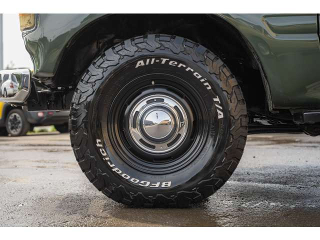 �^�C���T�C�Y��235/85R16�ɂȂ�܂��B