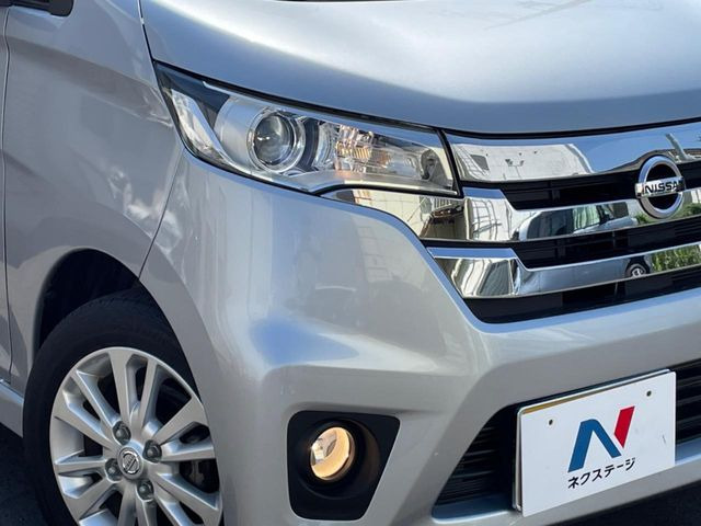 【HIDヘッドライト】非常に明るく前方を照らしてくれるので、悪天候や夜間の走行時も視界良好で安心してお乗りいただけます。