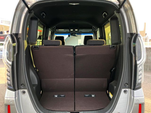 ���i�̂���������ʋ΁A���}���ɏ\���ȉ׎��X�y�[�X���m�ۂ��Ă���܂��B�Z�J���h�V�[�g��|���ƁA�傫�ȉו��̐ύڂ��\�ł���