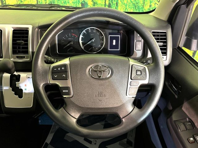 �C���e���A�ɍ��킹���f�U�C���̃X�e�A�����O�́A�^�]�������̂��Ƃ��l���A�^�]���₷���`��A�傫���ł��B�����x�A���ۂɐG���Ă��m���߂��������B